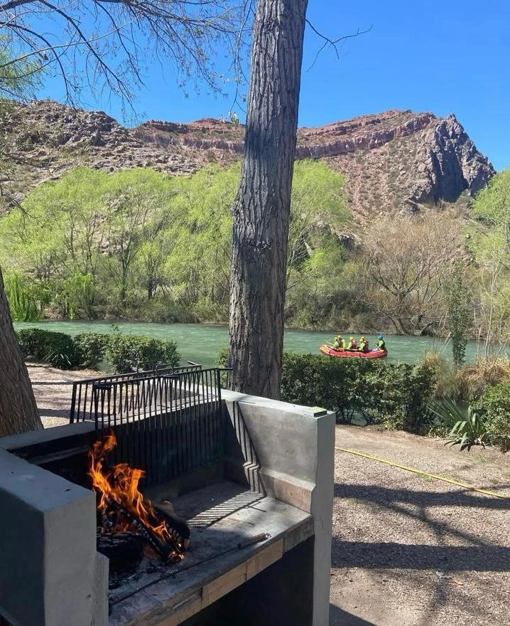Asador con vista al río Atuel