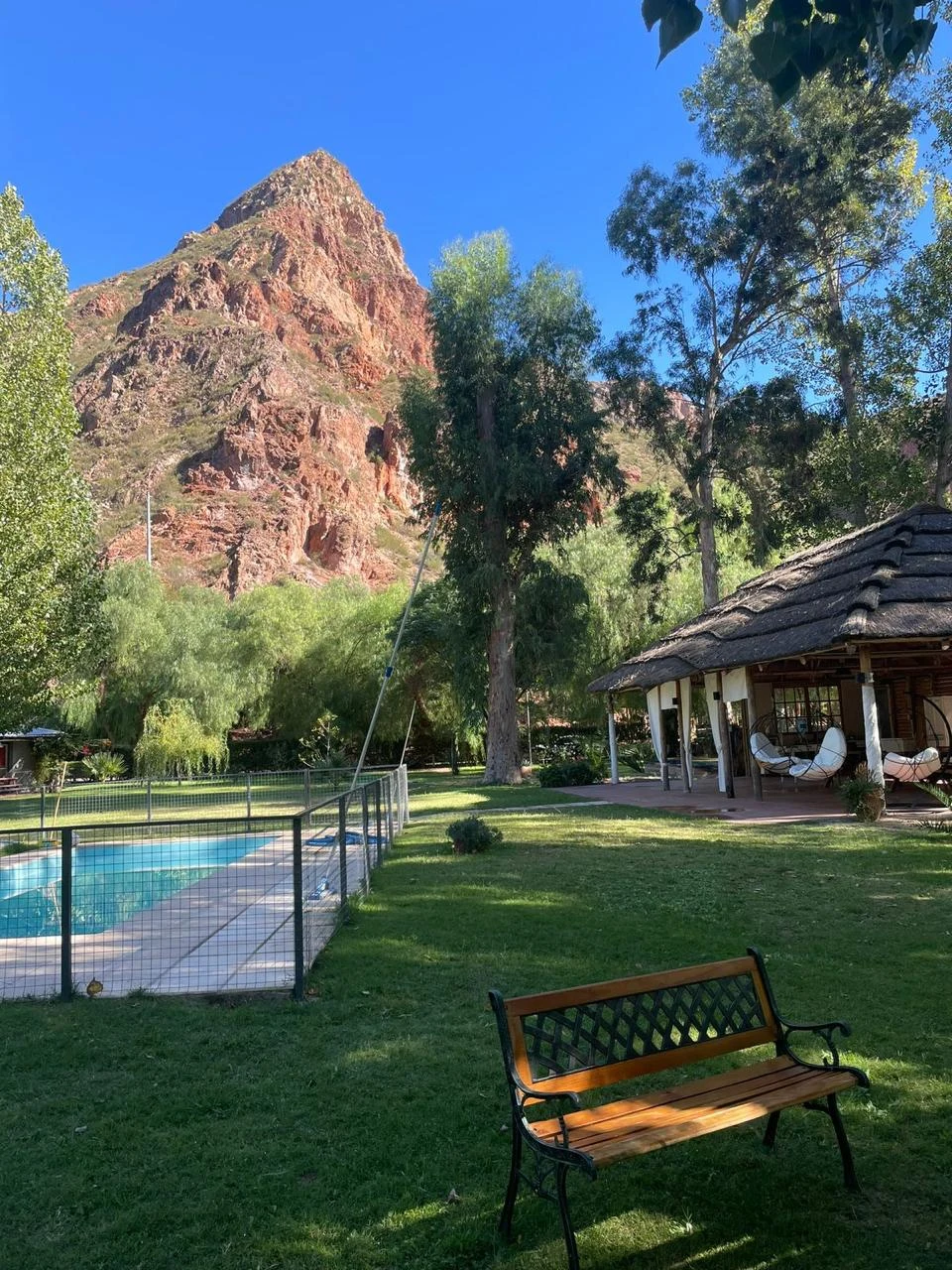 Piscina y quincho con vista a la montaña
