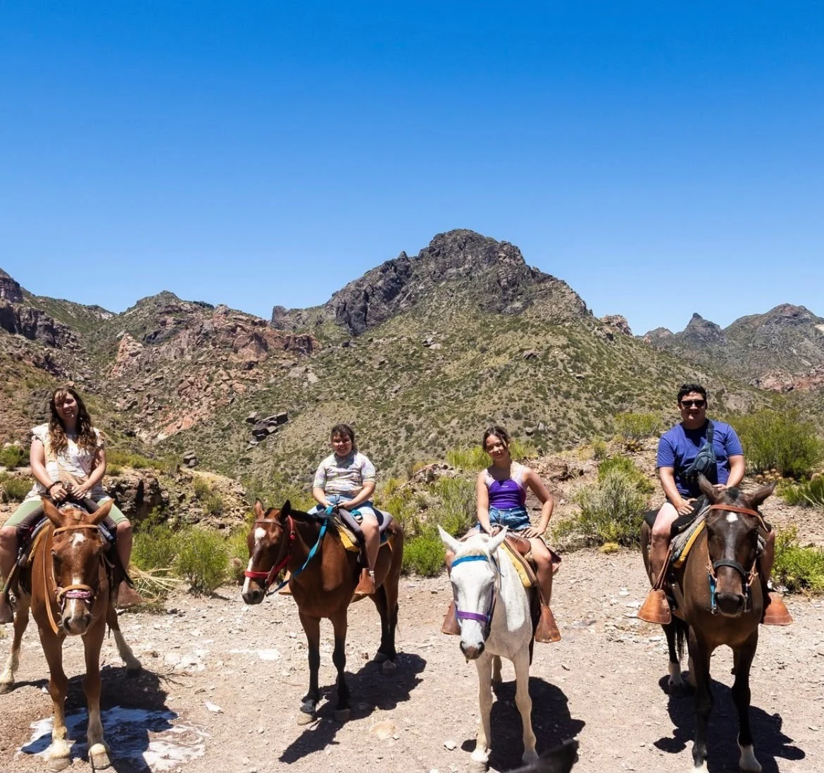 Cabalgata entre montañas con Alihuen Aventura