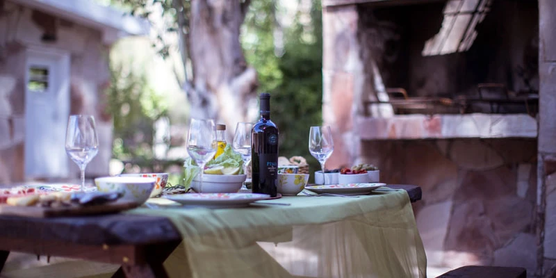 Mesa al aire libre junto a la parrilla en Bosque Divino
