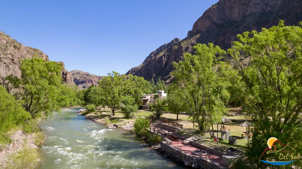 Río y parque de Cabañas del Sol
