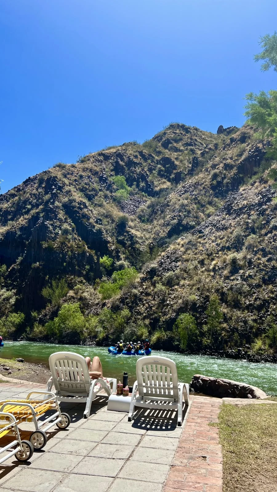 Vista del río y las montañas