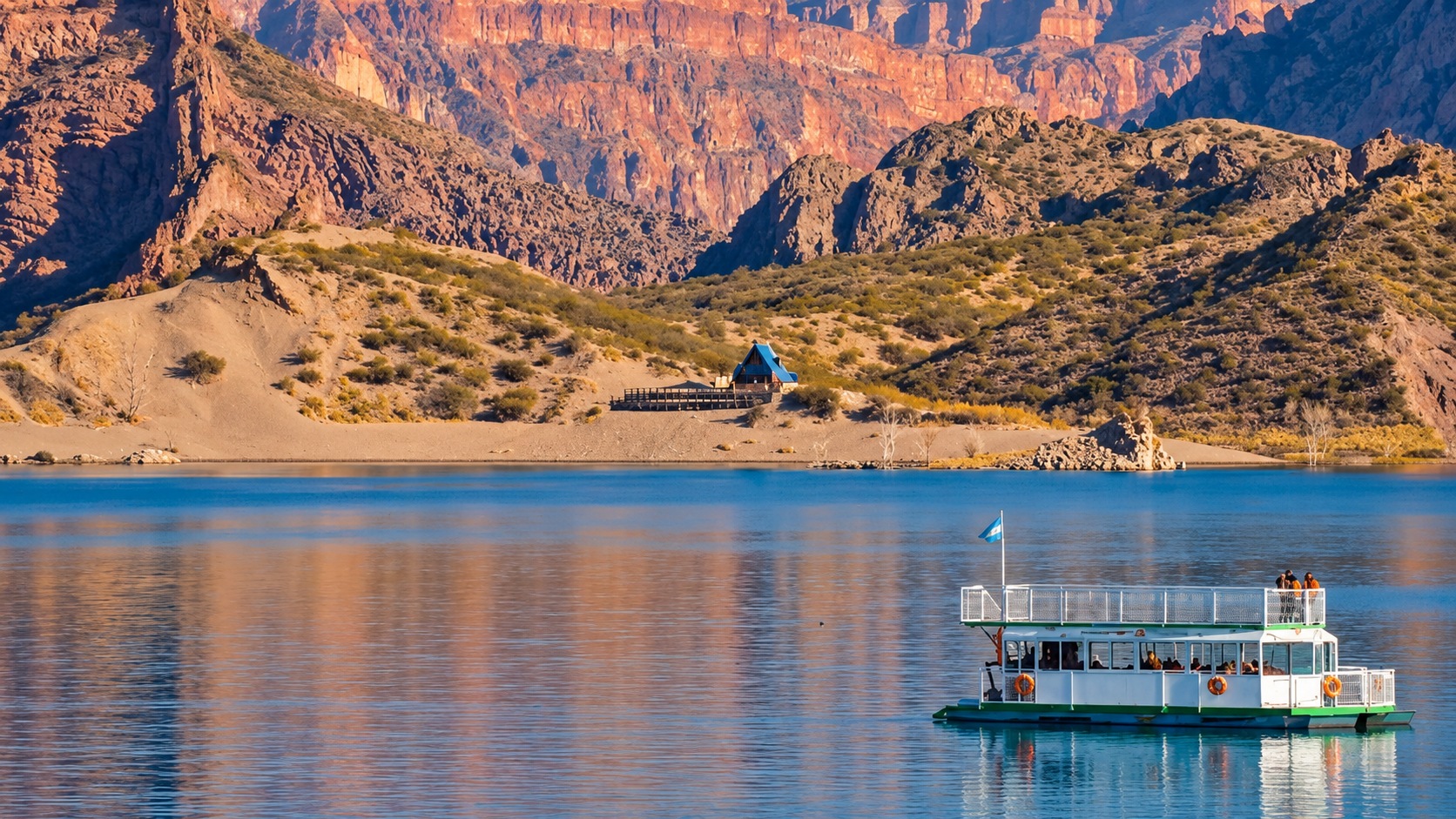 Paseo en catamarán por el lago entre las montañas del Cañón del Atuel
