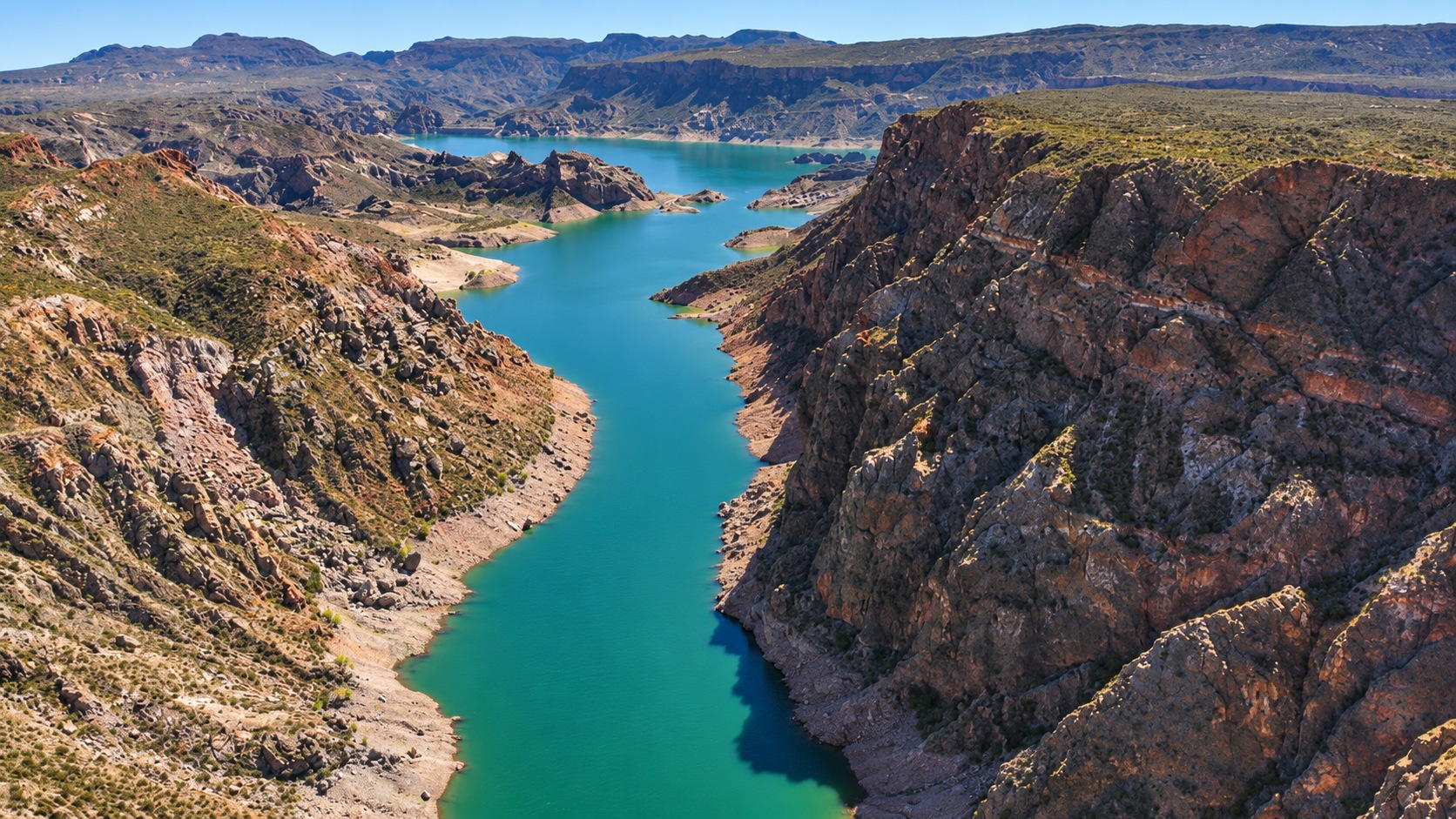 Vista panorámica del lago entre las paredes del Cañón del Atuel