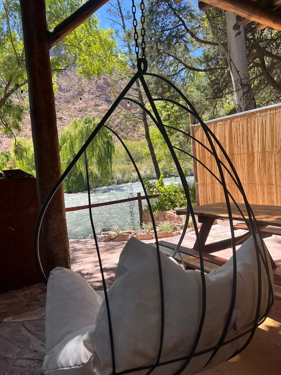 Espacio de descanso con vista al río Atuel