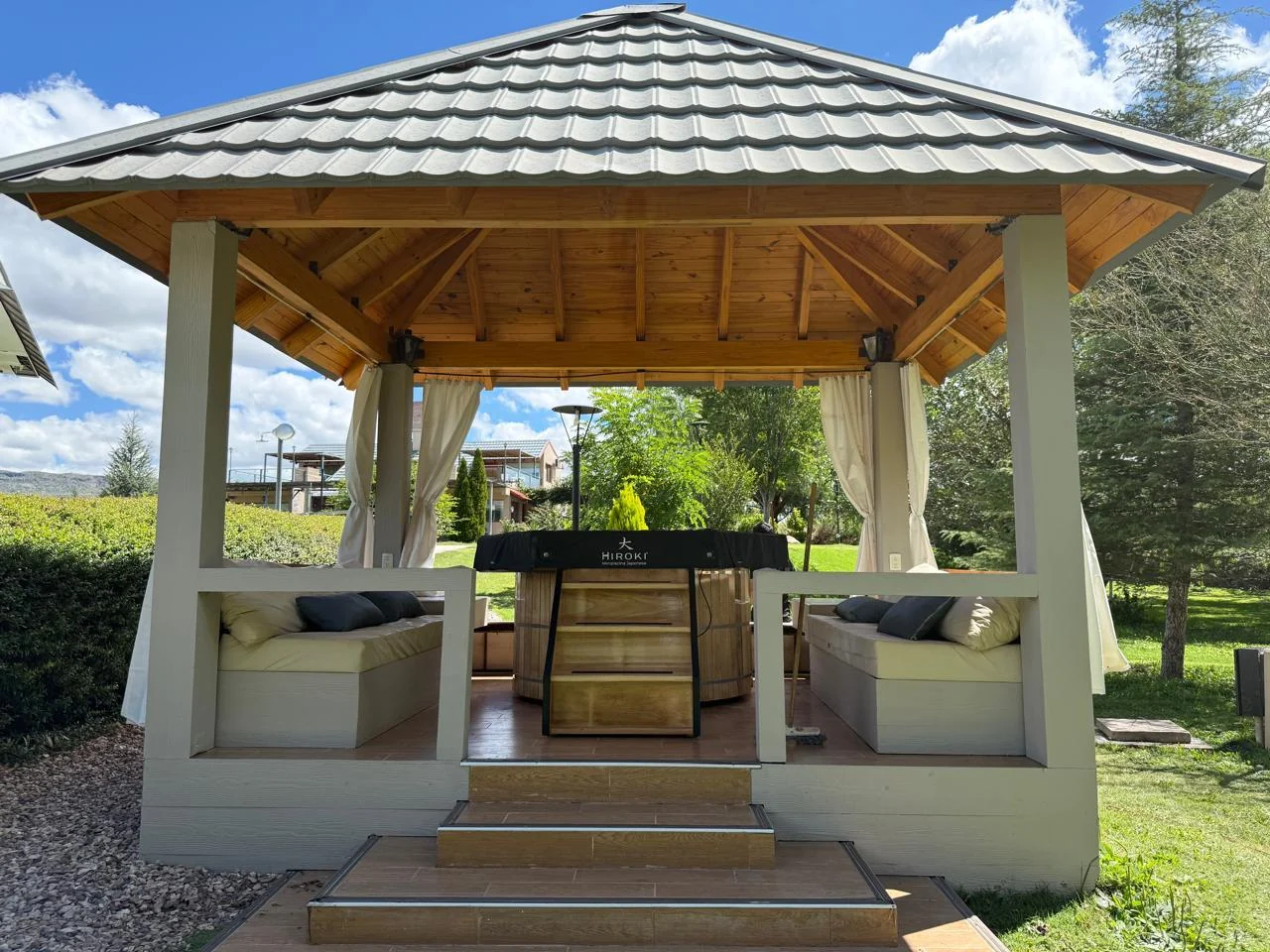Espacio de descanso en el jardín de Río Soñado