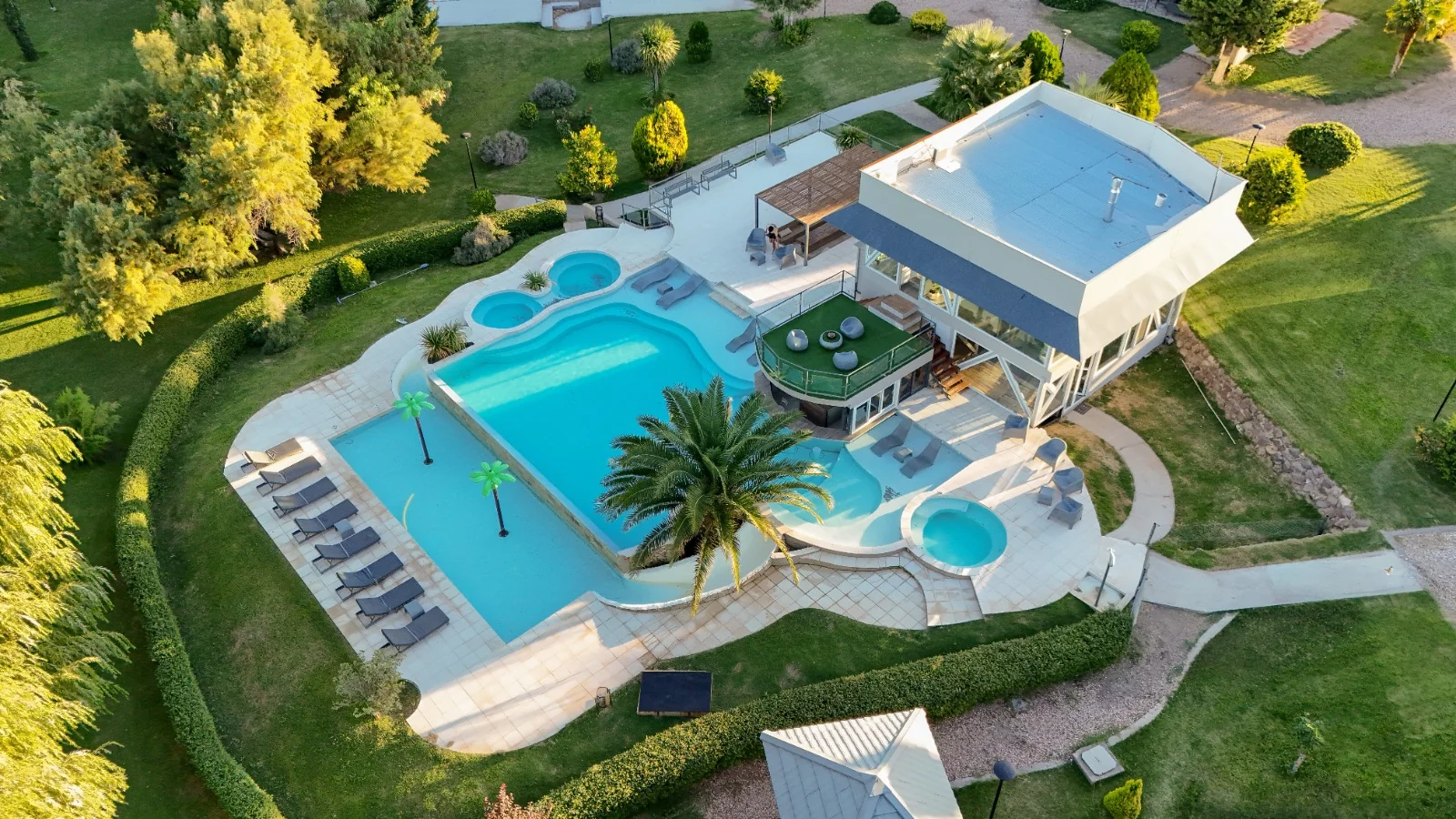 Vista aérea de la piscina y jardines de Cabañas Río Soñado