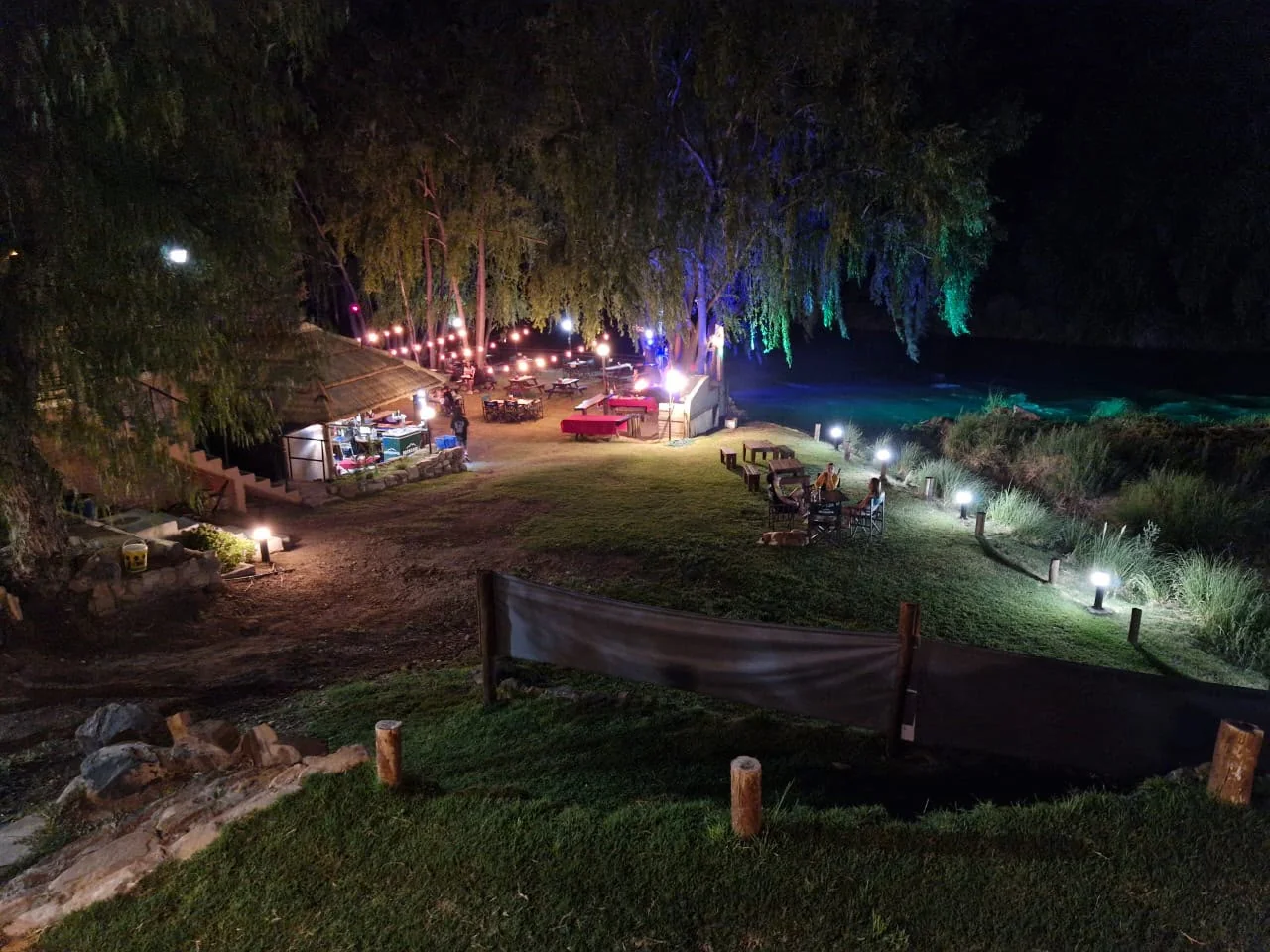 Espacio al aire libre junto al río de noche